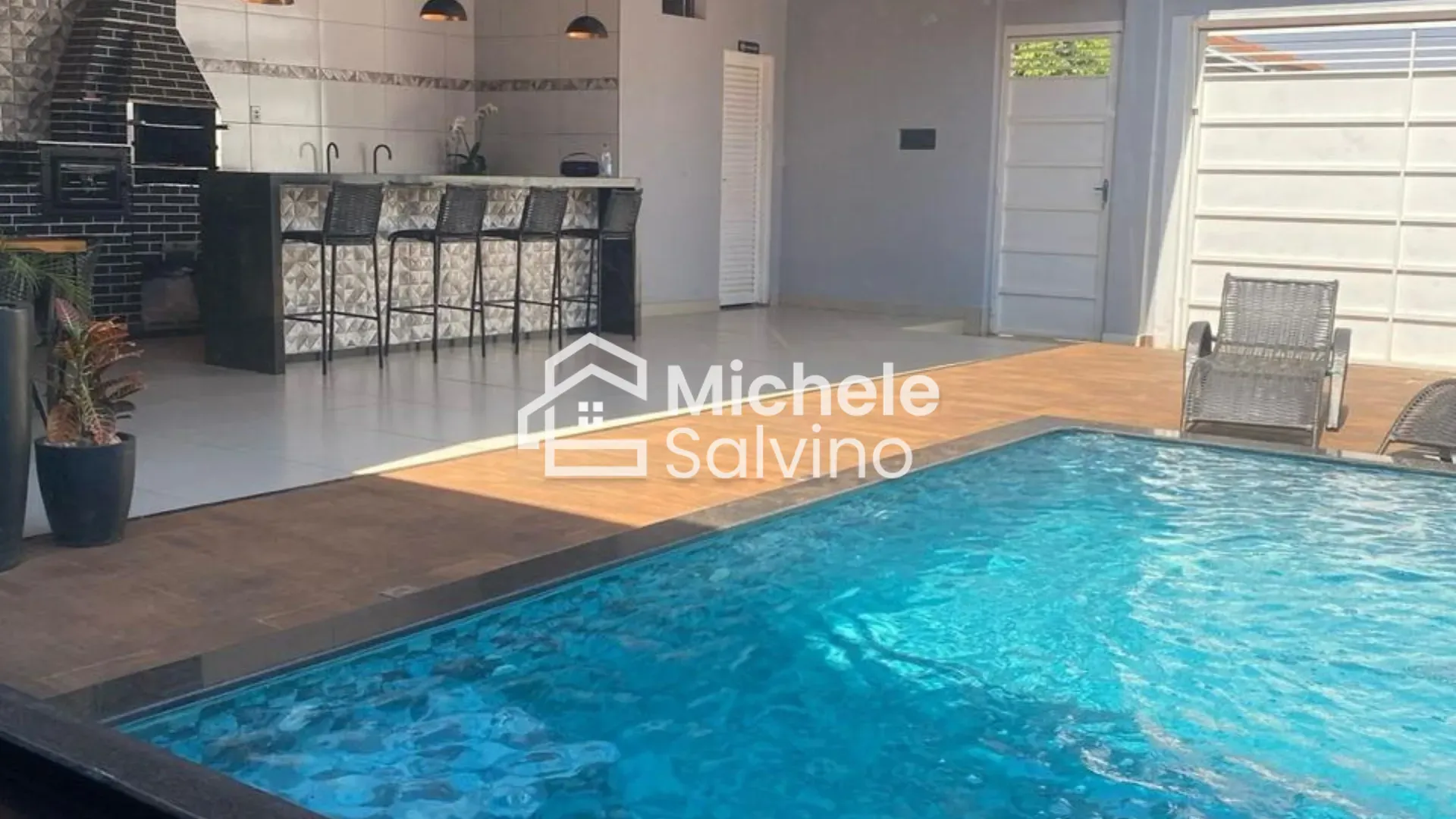 Casa 3 quartos com piscina e área de churrasco