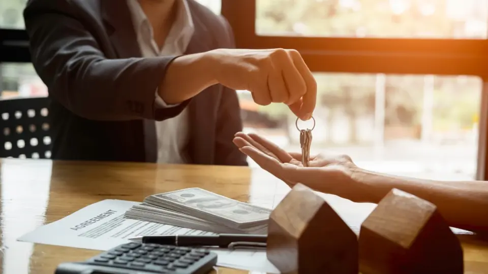 Imobiliária em Pradópolis, com a especialista Michele Salvino, ajudando você a encontrar o imóvel ideal