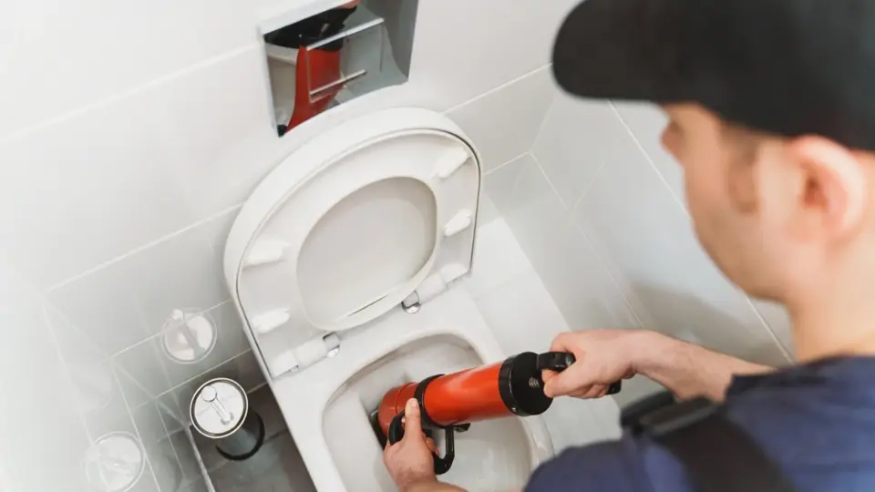 Como desentupir vaso sanitário, truques rápidos e seguros